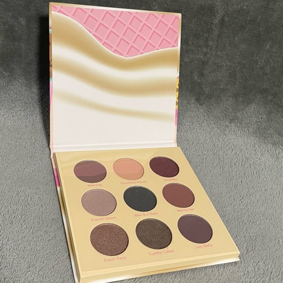 Breakfast in bed neutral type of eyeshadow palette - Picture 2 of 2